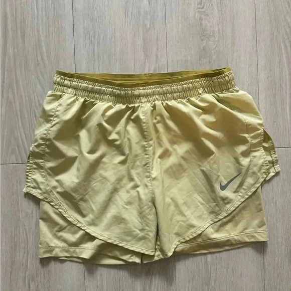 Nike Women`s Tempo Luxe 2-in-1 Running Shorts - Picture 2 of 8